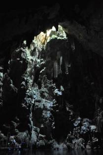 Abismo de Anhumas, em Bonito, no Mato Grosso do Sul. Pessoas no canto esquerdo da foto dão uma ideia do tamanho da caverna!